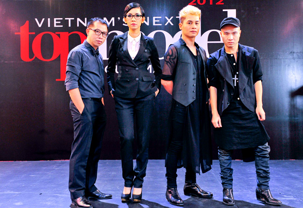 
Nhà thiết kế Đỗ Mạnh Cường cùng dàn giám khảo tại Vietnams Next Top Model 2012 - một trong những mùa giải thành công nhất bởi tìm kiếm và đào tạo được nhiều người mẫu sáng giá.
