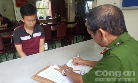 Đối tượng Nguyễn Th&agrave;nh Xu&acirc;n Hiếu tại cơ quan c&ocirc;ng an - Ảnh: Tuấn Th&agrave;nh