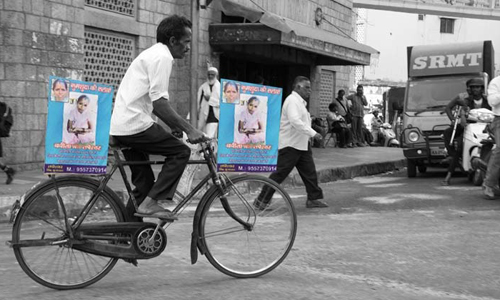 
Hình ảnh người đàn ông nghèo đạp xe tìm vợ đã lan truyền mạnh mẽ trên cộng đồng mạng. Ảnh: Indiatimes.
