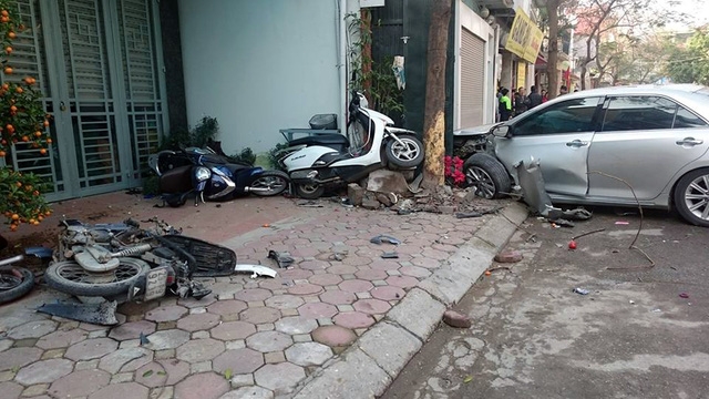 Hiện trường vụ tai nạn kinh hoàng trên phố Ái Mộ khiến 3 người tử vong.