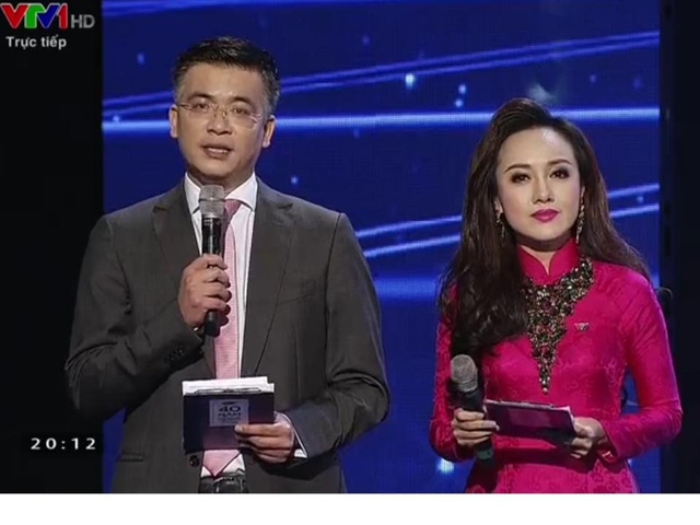 
Hình ảnh của BTV Hoài Anh thay đổi theo từng ngày trên sóng truyền hình. Ảnh là cảnh BTV Hoài Anh dẫn chương trình cùng BTV Quang Minh của ban Thời sự VTV vào năm 2015.
