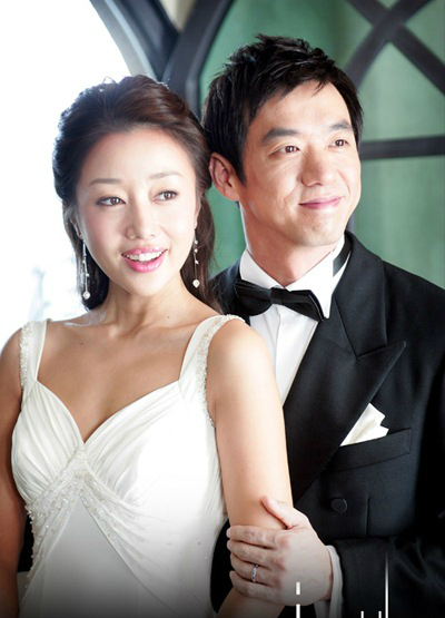 Năm 2006, Yoon Son Ha kết hôn với doanh nhân Shin Jae Hyun - người hơn cô 5 tuổi. Cặp vợ chồng có một con trai 8 tuổi. Sau khi lập gia đình, nữ diễn viên vẫn hoạt động nghệ thuật.