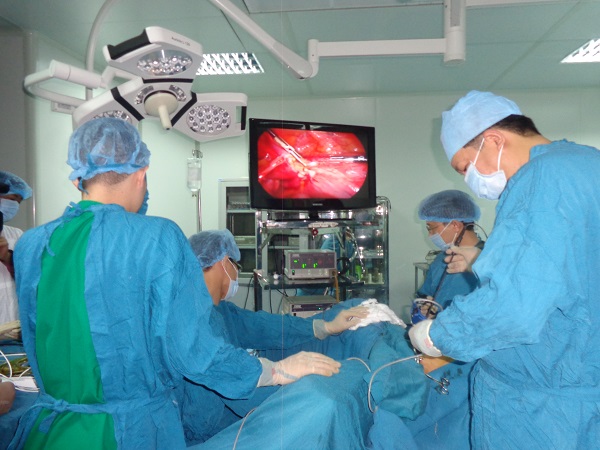 Phẫu thuật cắt tử cung qua nội soi 