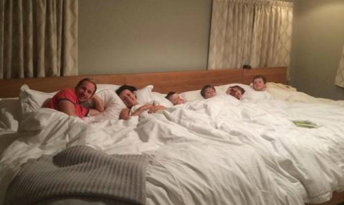 
Vợ chồng chị Kim Constable ngủ cùng 4 con trên chiếc giường rộng hơn 5m. Ảnh:Facebook.
