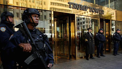 
Cảnh sát canh gác trước Tháp Trump ở Manhattan, New York. Ảnh: Reuters
