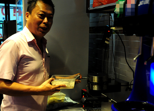 Từng nấu ăn cho c&aacute;c nguy&ecirc;n thủ v&agrave; th&agrave;nh danh tr&ecirc;n đất Mỹ với nhiều danh hiệu quốc tế nhưng Michael Bảo Huỳnh lại l&agrave; người th&iacute;ch quay về cội nguồn d&acirc;n tộc. Anh thường xuy&ecirc;n nghi&ecirc;n cứu nấu nướng những m&oacute;n ăn từ nguy&ecirc;n liệu d&acirc;n gi&atilde; c&oacute; sẵn trong đời sống hằng ng&agrave;y. B&aacute;nh khoai m&igrave; tổ ong l&agrave; một trong những s&aacute;ng tạo đ&oacute;.