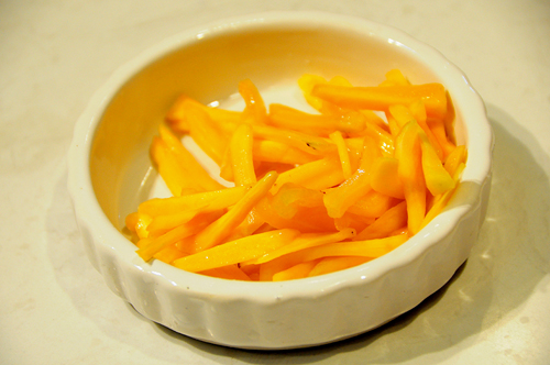 M&iacute;t ch&iacute;n l&agrave; phụ kiện kh&ocirc;ng thể thiếu của m&oacute;n ăn. M&iacute;t được cắt sợi d&agrave;i.