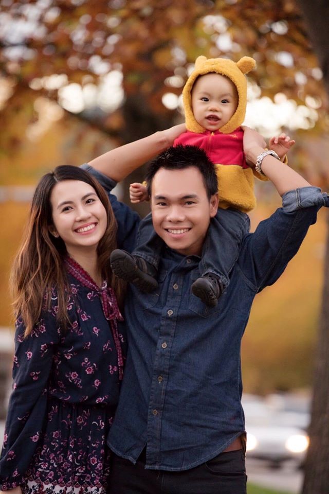 
Huyền Trang sinh năm 1989, đạt danh hiệu Miss Teen 2008, từ đ&oacute; hot girl c&oacute; nhiều cơ hội ph&aacute;t triển trong l&agrave;ng giải tr&iacute;. C&oacute; thời điểm c&ocirc; được chồng l&agrave; ca sĩ Triệu Ho&agrave;ng hậu thuẫn cho ra mắt sản phẩm &acirc;m nhạc. Tuy nhi&ecirc;n, Huyền Trang kh&ocirc;ng ch&uacute; trọng c&aacute;c hoạt động showbiz m&agrave; tập trung cho việc học.
