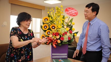 
B&iacute; thư thứ nhất Trung ương Đo&agrave;n L&ecirc; Quốc Phong tặng hoa ch&uacute;c mừng GS Ho&agrave;ng Xu&acirc;n S&iacute;nh nh&acirc;n ng&agrave;y 20/11. Ảnh: Tiền Phong.
