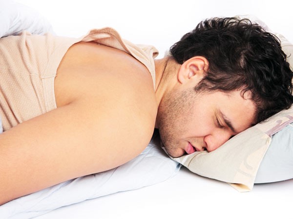 Say rượu có thể ảnh hưởng tiêu cực đến giấc ngủ, khiến bạn ngủ không sâu giấc, cơ thể mệt mỏi, uể oải. Ảnh: Boldsky.