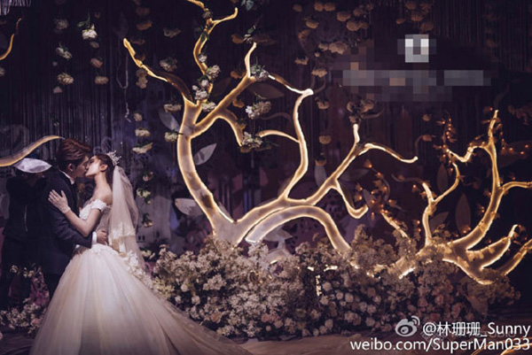 
Những ngày vừa qua, mạng xã hội Trung Quốc lan truyền nhiều hình ảnh đám cưới của hot girl Lâm San San với người chồng đại gia. Là một trong những người đẹp nổi tiếng nhất Trung Quốc nên hôn lễ cổ tích của cô nàng này thu hút sự chú ý rất lớn của dư luận.
