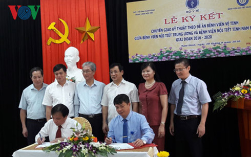 Lễ ký kết chuyển giao kỹ thuật theo Đề án bệnh viện vệ tinh giữa Bệnh viện Nội tiết Trung ương và Bệnh viện Nội tiết tỉnh Nam Định, giai đoạn 2016- 2020.