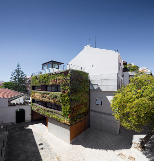 Ngôi nhà ở thành phố Lisbon (Bồ Đào Nha) nằm trong ngõ nhỏ nhưng vẫn tạo ấn tượng mạnh vì có thiết kế khác biệt hoàn toàn các công trình xung quanh.