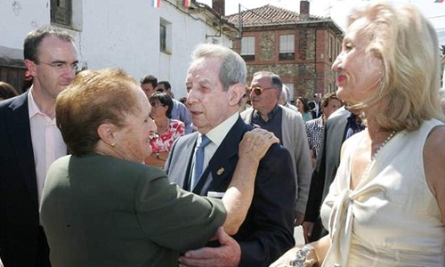 
Tỷ phú Antonino Fernández thăm lại làng quê Cerezales del Condado, nơi ông sinh ra. Ảnh: Telegraph.
