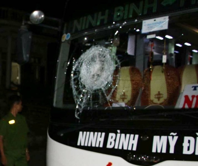 Một xe kh&aacute;ch bị n&eacute;m đ&aacute; vỡ rạn k&iacute;nh chắn gi&oacute; khi đang chạy tr&ecirc;n QL1A đoạn qua tỉnh H&agrave; Nam hồi th&aacute;ng 10/2016. (Ảnh: Đức Văn)