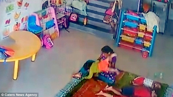 C&ocirc; b&eacute; 9 th&aacute;ng tuổi bị gi&aacute;o vi&ecirc;n dốc ngược.