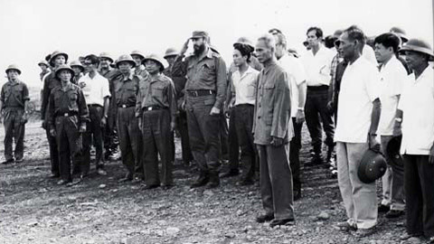 Chủ tịch Fidel Castro trong cuộc mít tinh ở vùng giải phóng tại tỉnh Quảng Trị năm 1973. Ảnh: Granma