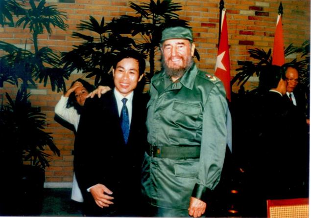 Chủ tịch Fidel Castro chụp ảnh thân mật cùng Cựu Bộ trưởng Nguyễn Bắc Son (khi đó là Thư ký của Chủ tịch nước Lê Đức Anh) năm 1995