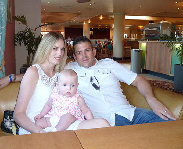
Paul Briggs bên vợ, chị Linsey, và con gái. Ảnh: PA
