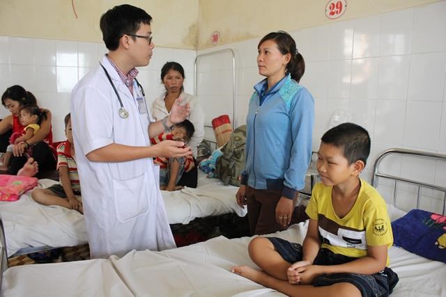 Bác sĩ khoa Nhi tổng hợp, BVĐK tỉnh Đắk Lắk tư vấn cho gia đình bệnh nhi