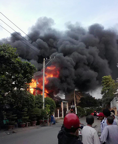 Cuộn kh&oacute;i đen bao tr&ugrave;m khu vực. Ảnh: CTV