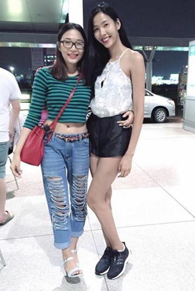 Ho&agrave;ng Th&ugrave;y sở hữu chiều cao nổi bật so với c&aacute;c th&agrave;nh vi&ecirc;n trong gia đ&igrave;nh n&ecirc;n thường bị h&agrave;ng x&oacute;m tr&ecirc;u chọc.