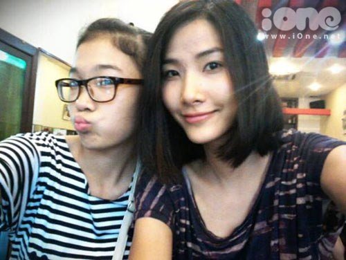 T&igrave;nh cảm chị em th&acirc;n thiết giữa Ho&agrave;ng Th&ugrave;y - Ho&agrave;ng Linh.