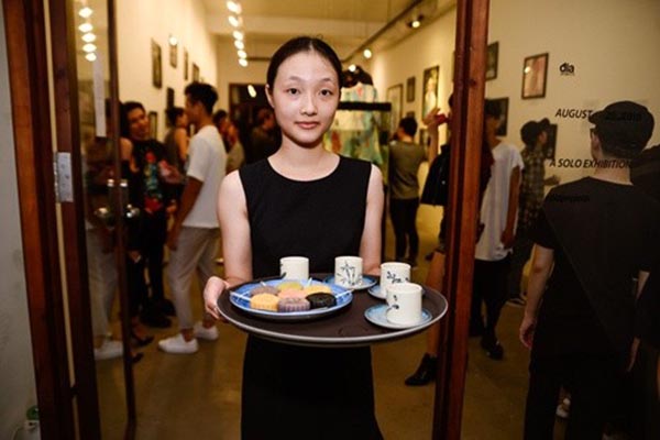 Thời mới lộ diện, Linh Khiếu g&acirc;y ấn tượng bởi h&igrave;nh ảnh hiền l&agrave;nh, giản dị. C&ocirc; cũng kh&aacute; kiệm lời khi xuất hiện trước đ&aacute;m đ&ocirc;ng.