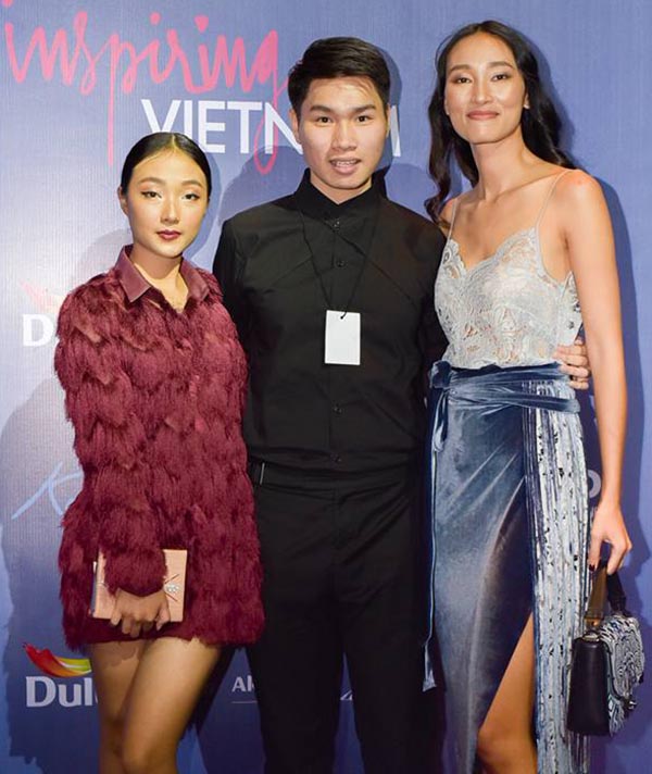 
Linh Khiếu (ngo&agrave;i c&ugrave;ng b&ecirc;n tr&aacute;i) c&oacute; chiều cao hạn chế so với chị g&aacute;i (ngo&agrave;i c&ugrave;ng b&ecirc;n phải).
