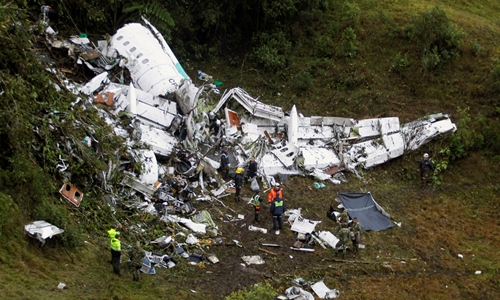 
Phi cơ Avro RJ85 vỡ nát tại hiện trường gần thành phố Medellin, Colombia. Ảnh:Reuters.
