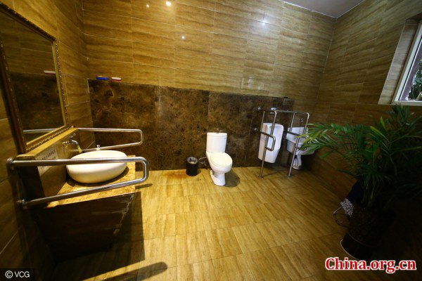 Nhà vệ sinh công cộng thường là chủ đề ít được đề cập đến ở Trung Quốc, bởi người ta cho rằng chúng là những nơi bẩn thỉu, không nên vào nếu không bắt buộc. Tuy nhiên, đối với nhà vệ sinh tiêu chuẩn 5 sao vừa khai trương ở thành phố Trùng Khánh thì lại là cả một sự khác biệt.