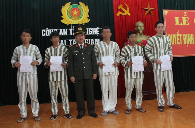 Đại t&aacute; Nguyễn Tiến Dần - Ph&oacute; GĐ C&ocirc;ng an tỉnh Nghệ An trao giấy chứng nhận đặc x&aacute; cho c&aacute;c phạm nh&acirc;n.