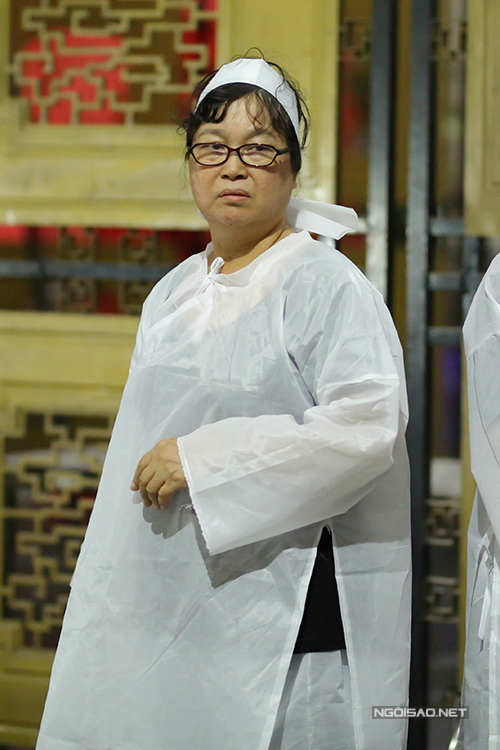 
B&agrave; Minh Nguyệt - vợ cố nghệ sĩ Quang L&yacute; gương mặt thất thần trong đ&aacute;m tang chồng.
