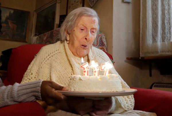 
Cụ Emma Morano thổi nến mừng sinh nhật tuổi 117 hôm 29/11. Ảnh: AP
