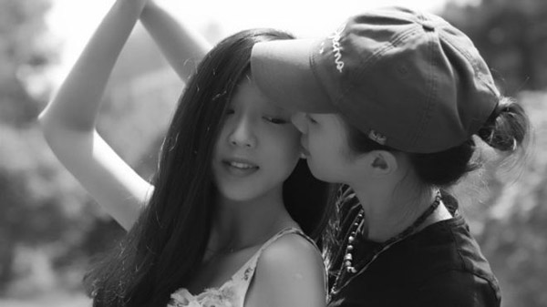 
Ou Xiaobai (đội mũ) v&agrave; bạn g&aacute;i. Ảnh BBC
