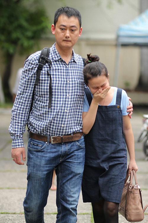 
Trưa 2/12, con g&aacute;i v&agrave; con rể của nghệ sĩ Quang L&yacute; từ Đan Mạch về đến TP HCM, lập tức đi thẳng đến Nh&agrave; tang lễ th&agrave;nh phố.
