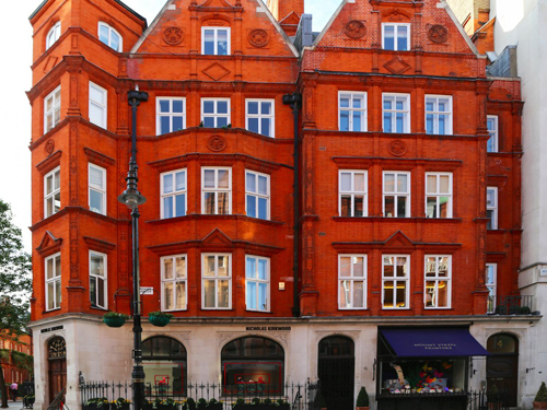 Mayfair nằm ở trung tâm phía tây London, gần công viên Hyde và lâu đài Buckingham. Giá mỗi căn hộ ở đây hơn một triệu bảng (hơn 28 tỷ đồng) và mỗi ngôi nhà có giá trung bình 4,8 triệu bảng (hơn 136 tỷ đồng).