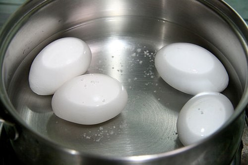 
Luộc trứng gà đúng cách sẽ giúp chúng ta có được món ăn vừa ngon miệng lại vừa bổ dưỡng. (Ảnh minh họa).
