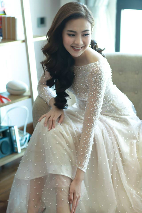 
Trong đám cưới diễn ra tối nay (2/12) tại Hà Nội, MC Mai Ngọc chọn mặc hai bộ váy cưới: một thiết kế của NTK Phương Linh và một bộ váy khác có giá 10.000 USD khi làm lễ.
