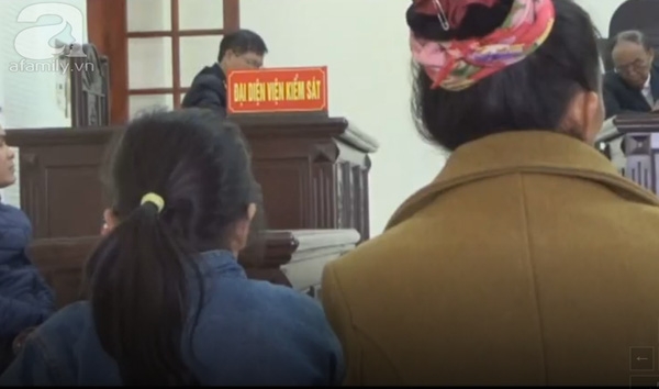 Mới 8 tuổi b&eacute; Ng&acirc;n đ&atilde; phải g&aacute;nh chịu nỗi đau v&igrave; bị h&agrave;ng x&oacute;m h&atilde;m hại.