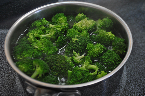 Khi luộc sôi bông cải xanh, bạn sẽ lãng phí nhiều vitamin vào trong nước. Ảnh:macandmolly
