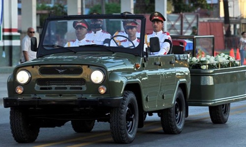 Chiếc xe chở tro cốt cựu chủ tịch Cuba Fidel Castro rời Quảng trường Cách mạng ở thành phố Santiago sáng nay. Ảnh: AFP