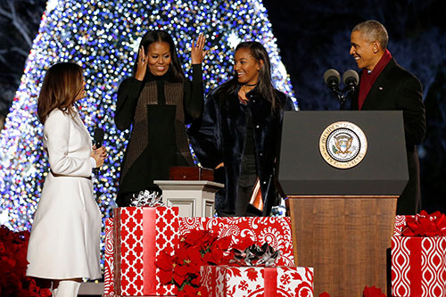 
Nhà Obama và diễn viên Eva Longoria (áo trắng) sau khi bấm nút thắp sáng cây thông Noel ở Nhà Trắng tối 1/12. Ảnh: Reuters
