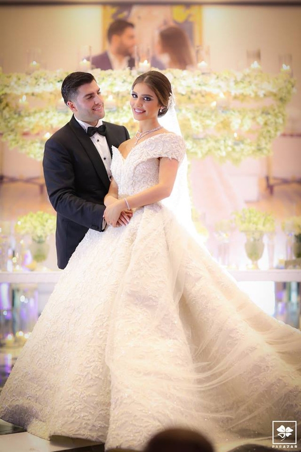 
Gaelle Najarian và chồng trong ngày cưới. Chiếc váy cô mặc là một kiệt tác từ vải may cao cấp và kim cương.

