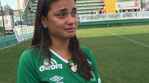 
Amanda Machado rơi nước mắt khi nhắc đến người bạn đời Dener Assuncao Bra. Ảnh: CNN
