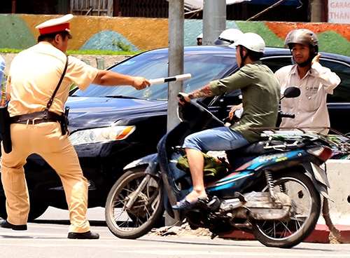 Phòng cảnh sát giao th&ocirc;ng Hà N&ocirc;̣i nghi&ecirc;m c&acirc;́m, cán b&ocirc;̣ chi&ecirc;́n sỹ truy đu&ocirc;̉i người vi phạm giao th&ocirc;ng, trừ trường hợp có d&acirc;́u hi&ecirc;̣u t&ocirc;̣i phạm. Ảnh minh họa: Bá Đ&ocirc;