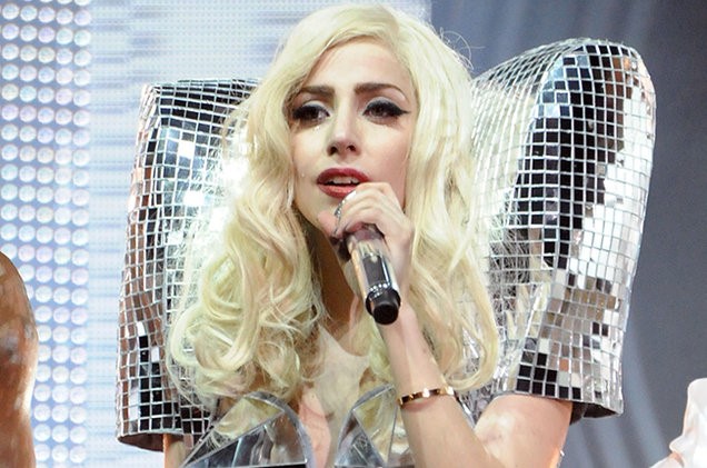 
Ca sĩ Lady Gaga vốn nổi tiếng với phong cách thời trang avant garde trên sân khấu. Ảnh: Billboard. 
