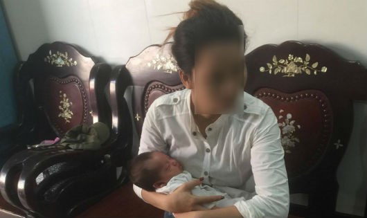 Vợ nạn nh&acirc;n thẫn thờ &ocirc;m con sau c&aacute;i chết đột ngột của chồng