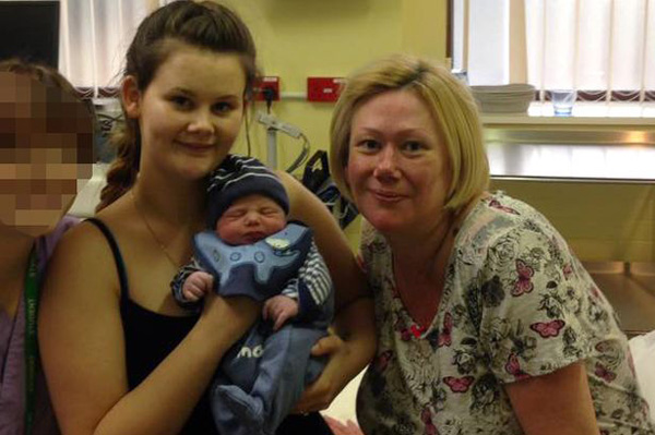 
Jessica hạnh phúc bế cậu con trai do chính mẹ cô mang thai và sinh ra. Ảnh: Wales News Service
