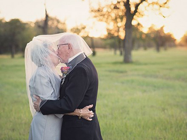 
Cặp vợ chồng già trao nhau nụ hôn ngọt ngào. Ảnh: Lara Carter Photography
